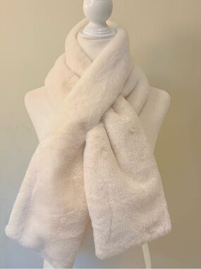 Sprigs Luxurious Ivory White Faux Fur Scarf Hidden Zippered Pocket 46 x 6